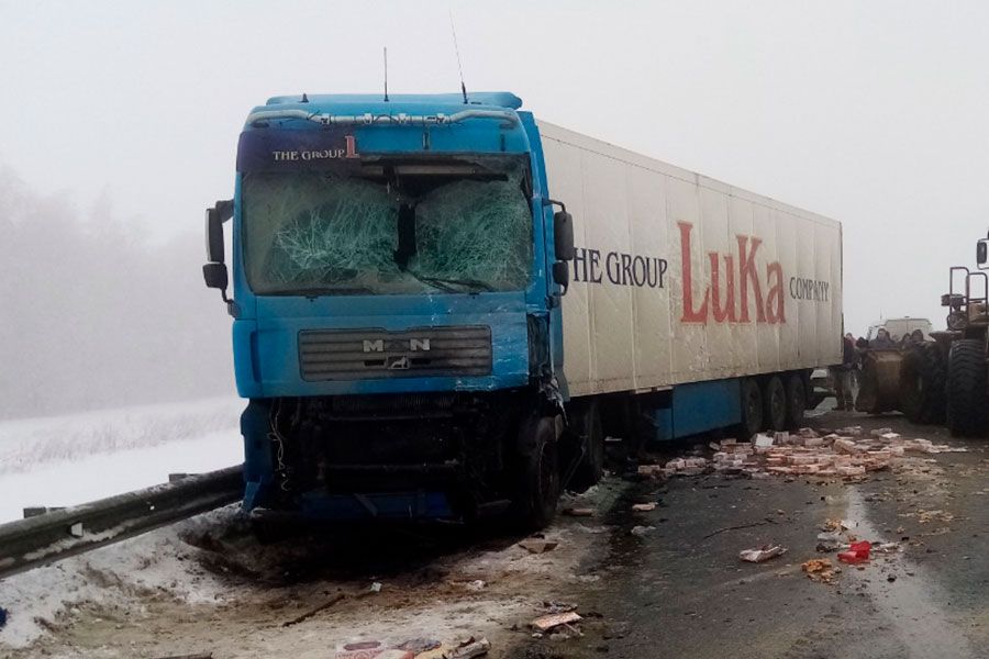 11.01 11:00 В Ульяновской области на трассе столкнулись три грузовика