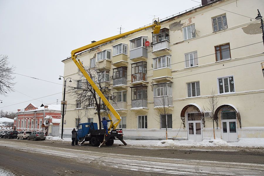 21.01 08:00 Ульяновские коммунальщики очищают кровли от сосулек и снега