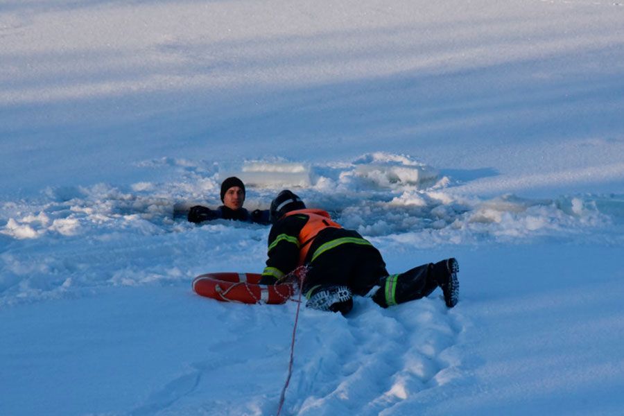 01.12 16:00 Ульяновские спасатели отработали навыки помощи провалившимся под лёд