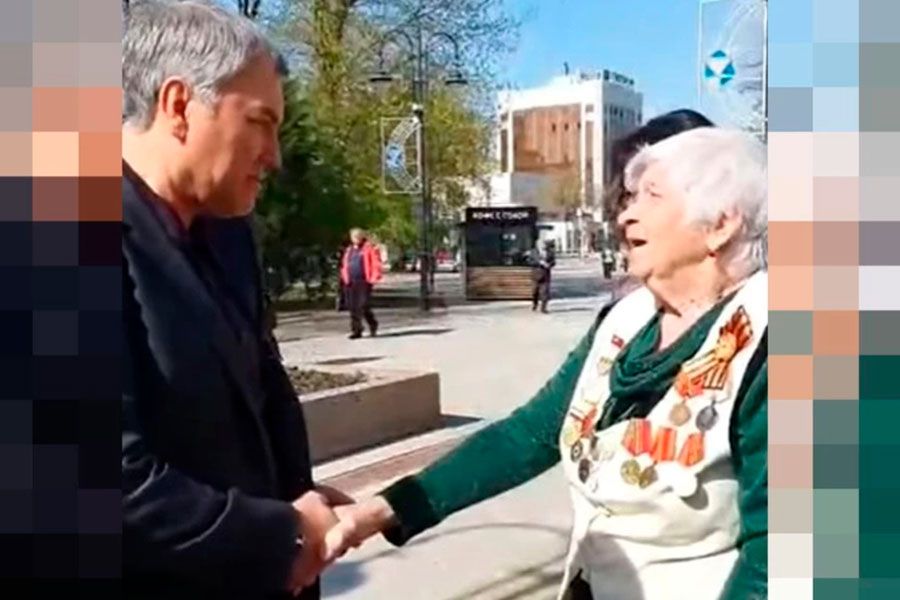 Бабушка-ветеран отчитала спикера Госдумы Вячеслава Володина: &quot;В следующий раз встретимся - палкой получишь!&quot; (видео)