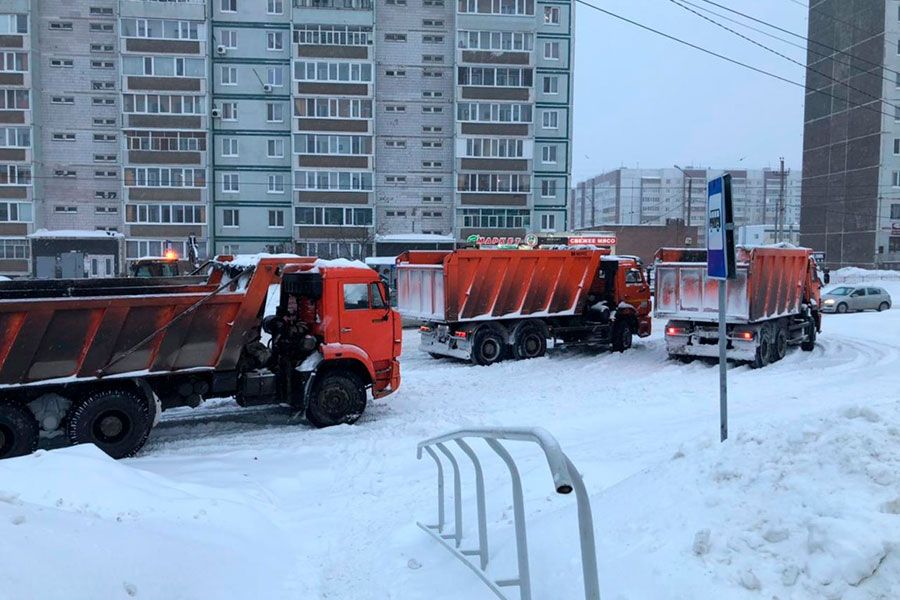 11.02 15:00 В Ульяновске вывозят снег с остановок и вблизи пешеходных переходов