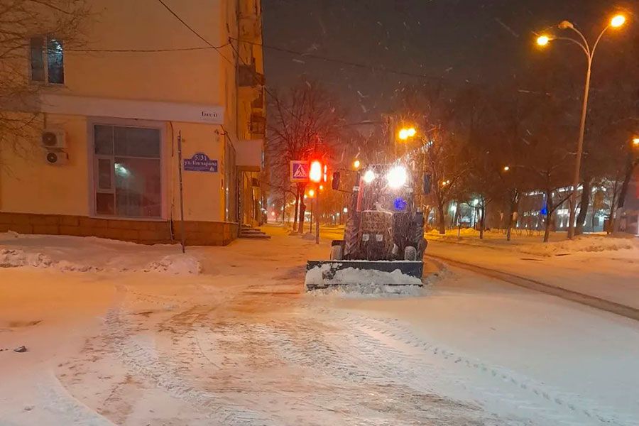 12.01 12:00 В ночь на 12 января со снегопадом в Ульяновске боролись 98 единиц техники
