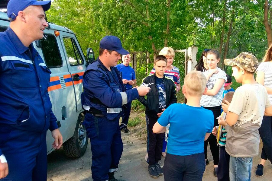 18.06 10:00 Ульяновские спасатели помогли ребенку, застрявшему в заборе