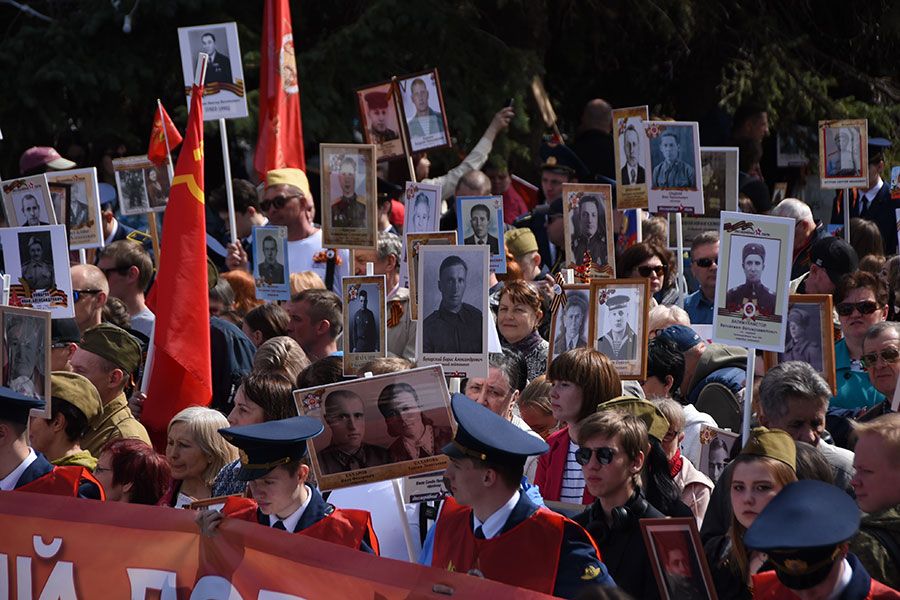 11.05 10:00 В строю «Бессмертного полка» в Ульяновске прошло 75 тысяч человек
