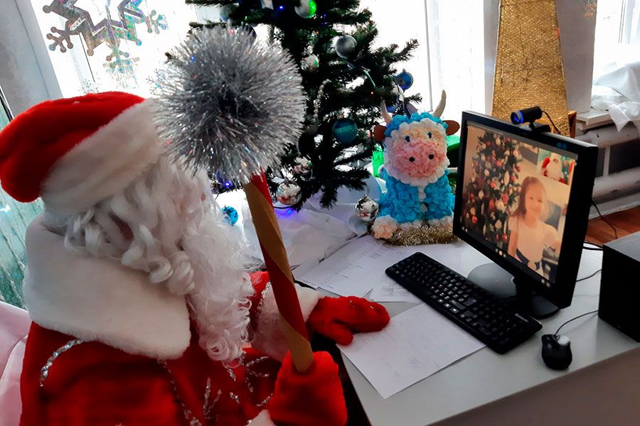11.01 17:00 В Ульяновске Дед Мороз поздравил в режиме онлайн более 700 детей