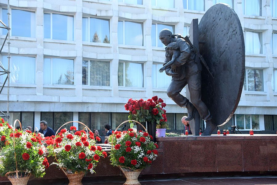 03.09 16:00 В Ульяновске открыли две мемориальные доски в честь погибшего в Беслане Дмитрия Разумовского