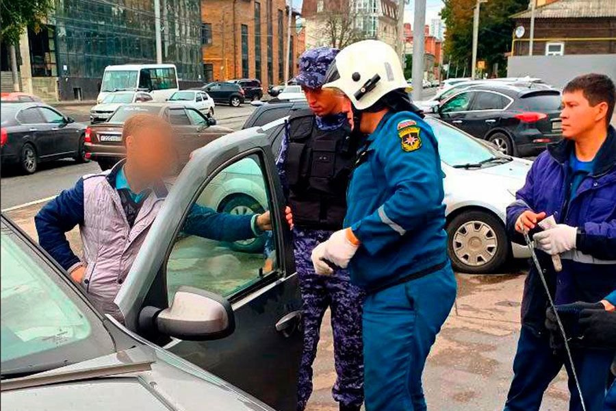 15.09 11:00 В Ульяновске сотрудники Росгвардии оказали содействие в спасении ребенка из заблокированного автомобиля