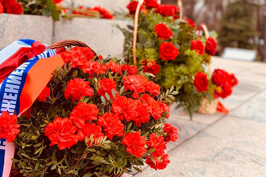 22.04 16:00 В Ульяновске в честь 150-летия Ленина первые лица области и города возложили цветы к его памятнику