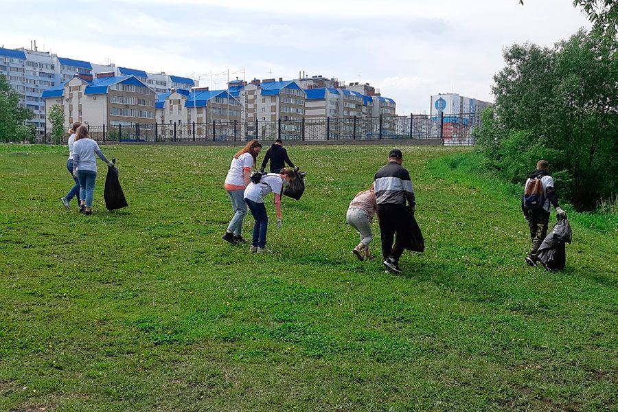 05.06 11:00 В Ульяновске очистили от мусора берега Свияги и Волги