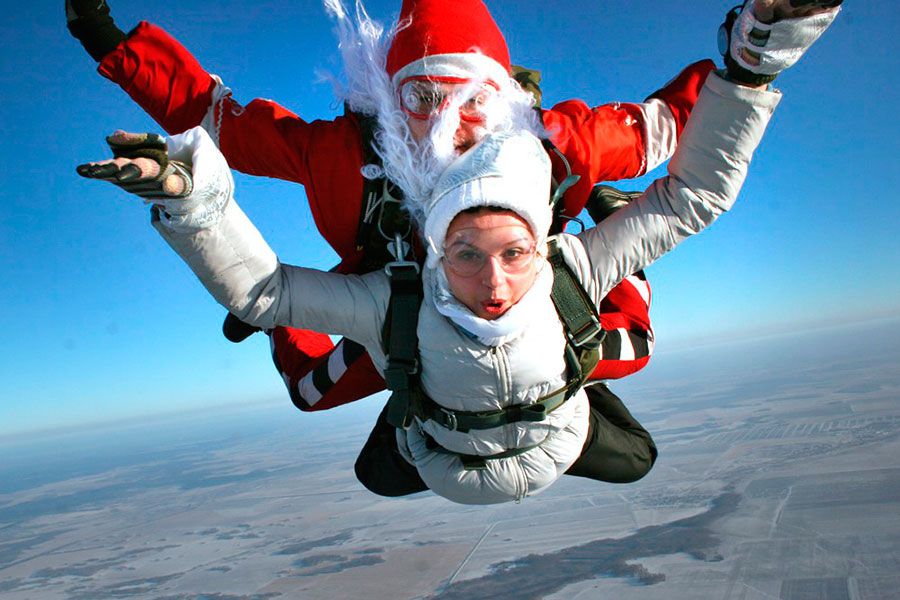 18.12 10:00 Дед Мороз и Снегурочка приземлятся с парашютом в парке «Прибрежный»