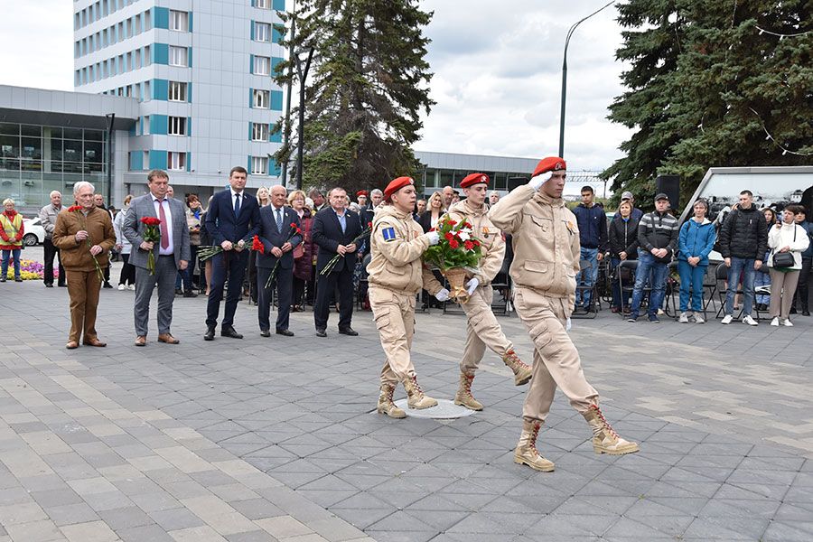 11.09 10:00 В Ульяновске возложили цветы к памятной стеле «Город трудовой доблести»