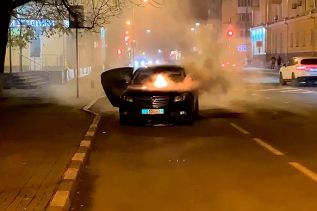 Шок! Напротив УВД по Ульяновской области горит машина (видео)