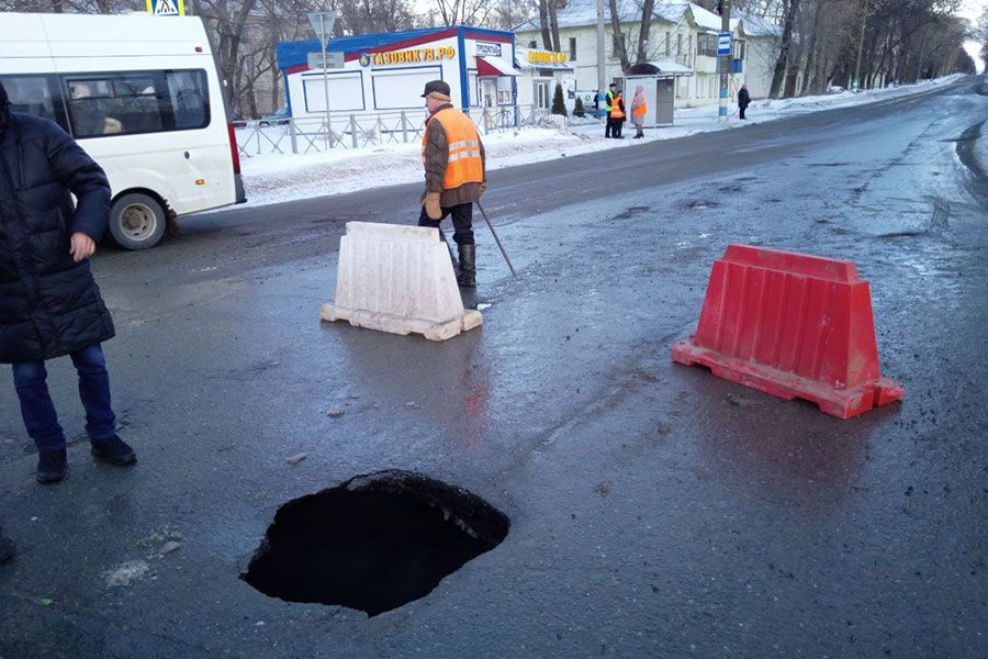 01.03 14:00 В Ульяновске из-за провала грунта ограничено движение по улице Жуковского