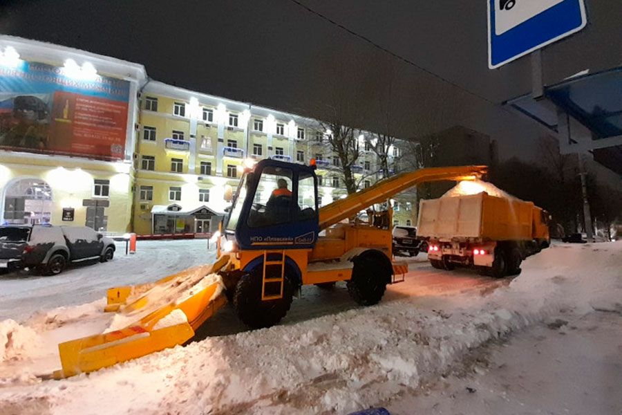 04.12 14:00 В ночь на 4 декабря последствия снегопада на дорогах Ульяновска устраняли 95 единиц спецтехники