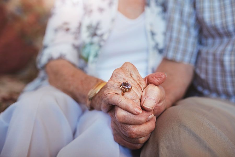Прожившие в браке 73 года супруги умерли от коронавируса в один день