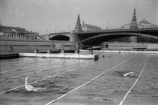 Историческое фото - бассейн на реке Москва и другие интересные факты