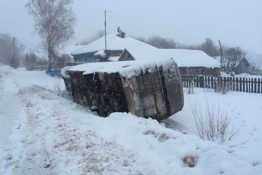 В Чувашии перевернулся пассажирский автобус из Ульяновской области