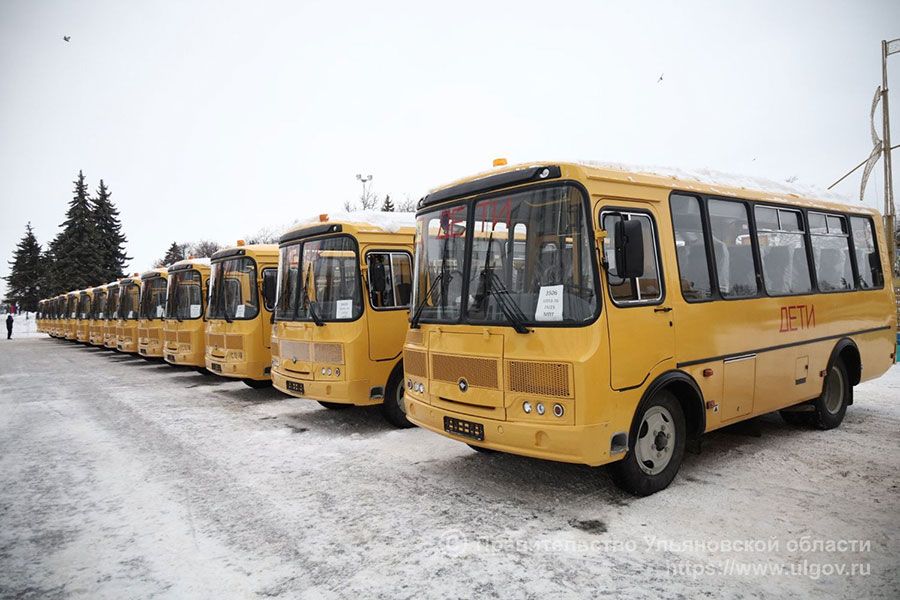 20.12 09:00 Губернатор Ульяновской области Алексей Русских вручил ключи от 46 школьных автобусов образовательным учреждениям региона