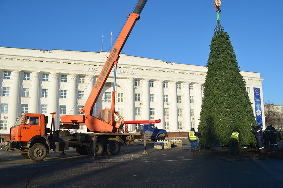 07.12 15:00 На Соборной площади устанавливают главную ёлку Ульяновска
