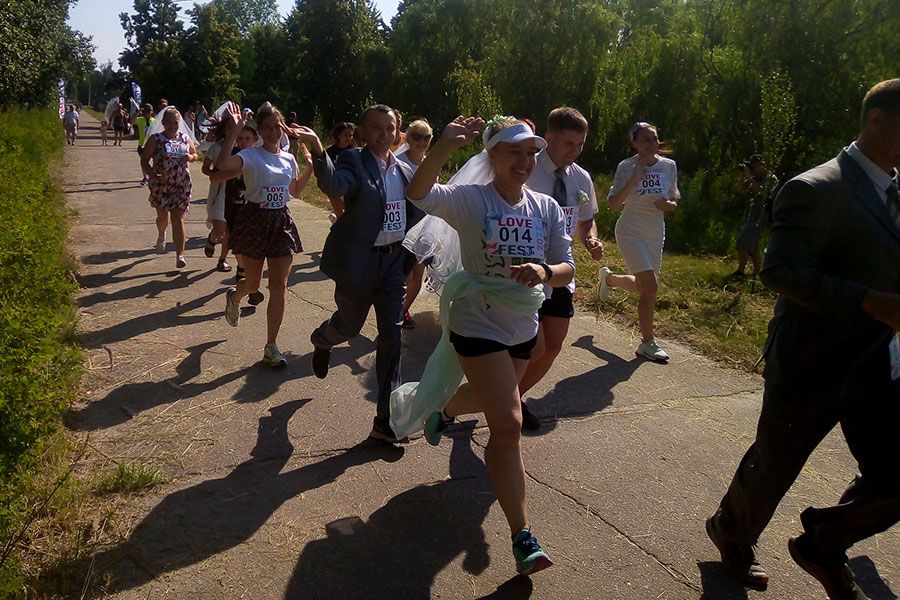 11.07 10:00 20 ульяновцев приняли участие в забеге молодоженов “Love Fest Run”