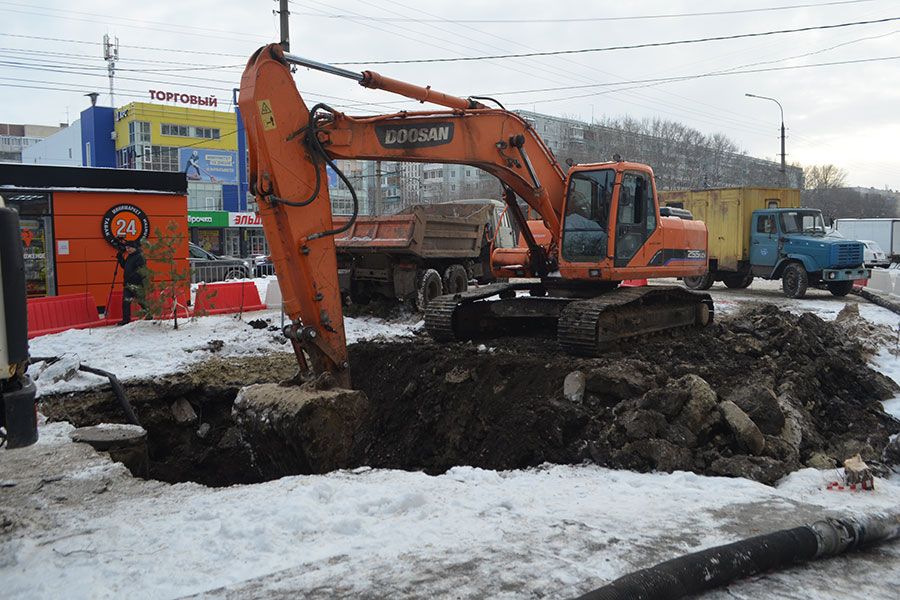 15.12 17:00 Коммунальщики Ульяновска устраняют крупное повреждение канализационного коллектора