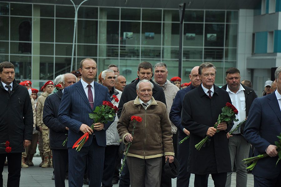12.09 09:00 В Ульяновске возложили цветы к памятной стеле «Город трудовой доблести»