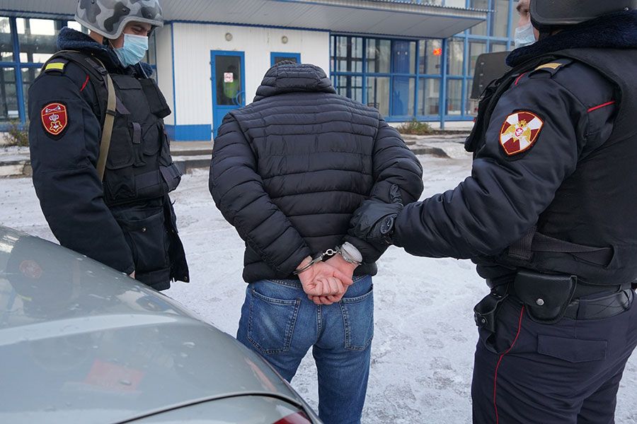 22.03 17:00 В Ульяновске сотрудники Росгвардии задержали гражданина, подозреваемого в краже из крупного гипермаркета