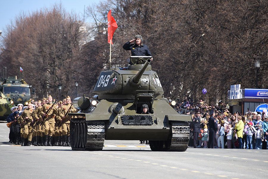11.05 09:00 На торжественном параде ко Дню Победы в Ульяновске почтили трудовой подвиг горожан