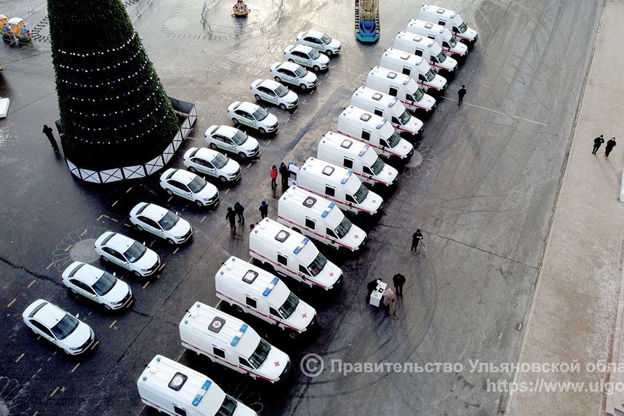 15.12 09:00 Алексей Русских вручил главным врачам районных больниц Ульяновской области ключи от 27 автомобилей для оказания медицинской помощи