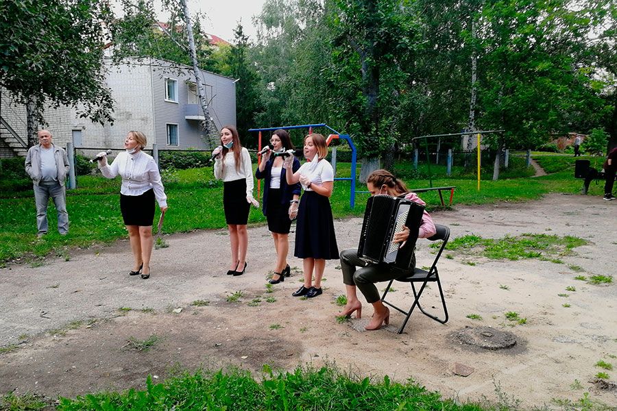 19.08 17:00 Во дворах Ульяновска начались концерты в рамках акции «Слава труженикам тыла»