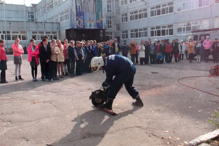 05.09 14:00 Городские спасатели провели мастер-класс для ульяновских школьников