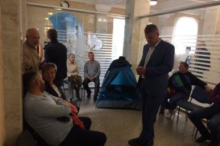 Алексей Куринный поставил в здании облправительства палатку