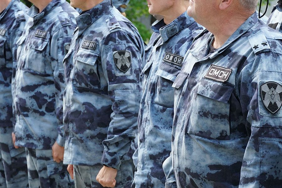 Сотрудники ОМОН войск национальной гвардии отмечают свой профессиональный праздник