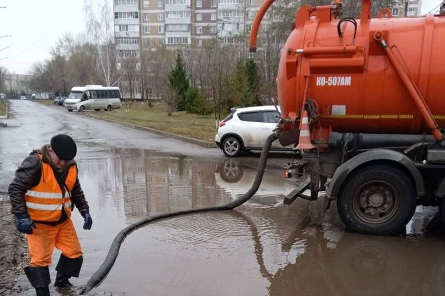 10.11 14:00 Из-за сильного дождя ульяновские дорожники круглосуточно очищают ливнёвки