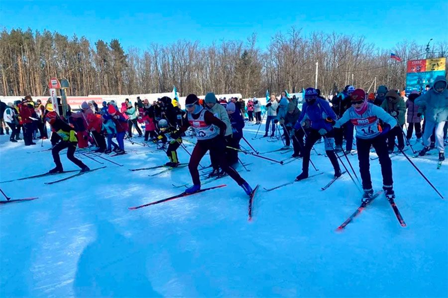 12.02 08:00 На старт Всероссийской массовой лыжной гонки «Лыжня России» в Ульяновской области вышло более 15 тысяч жителей региона