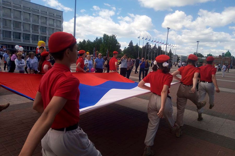 14.06 12:00 В День России в Ульяновске на площади Ленина торжественно подняли Государственный флаг