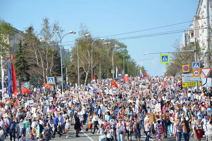 09.05 17:00 По улицам Ульяновска прошёл 50-тысячный «Бессмертный полк» под песни военных лет