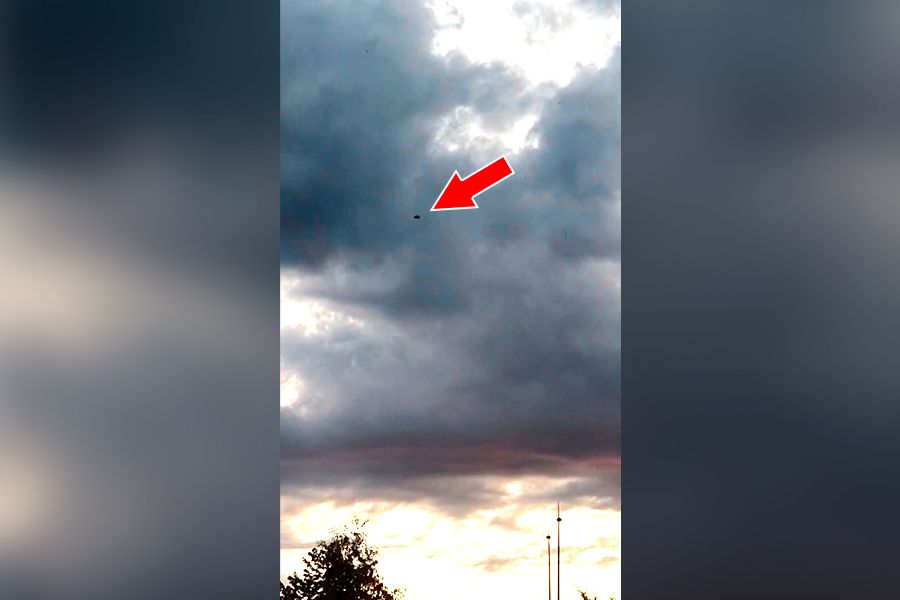 НЛО в небе Франции попал на камеру мобильного телефона (видео)