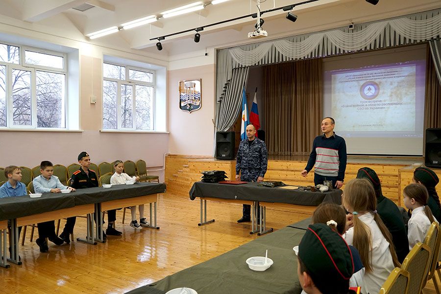 09.11 17:00 Росгвардейцы рассказали ульяновским школьникам об особенностях полевой кухни