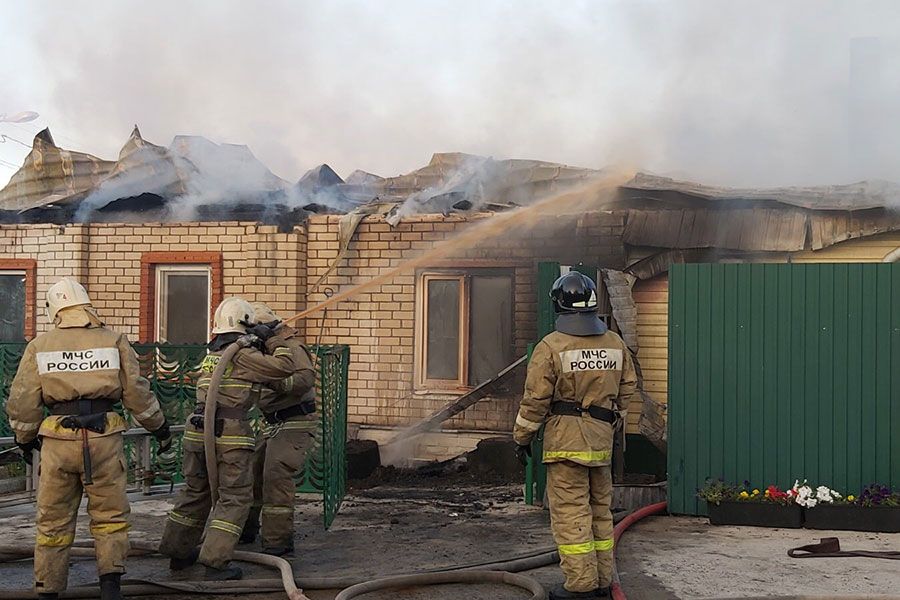 30.07 13:00 Пожарно-спасательные подразделения приняли участие в ликвидации пожара в г. Ульяновске